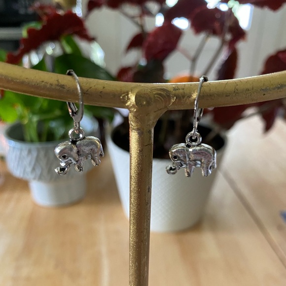 MAKE ME AND OFFER  NWT Silver Metal Elephant Huggie Earrings - Picture 3 of 3